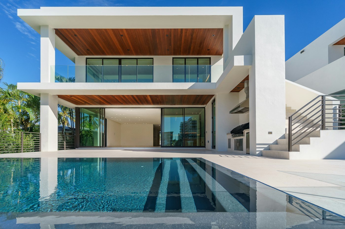 Alaçatı'da Havuzlu Müstakil Villa